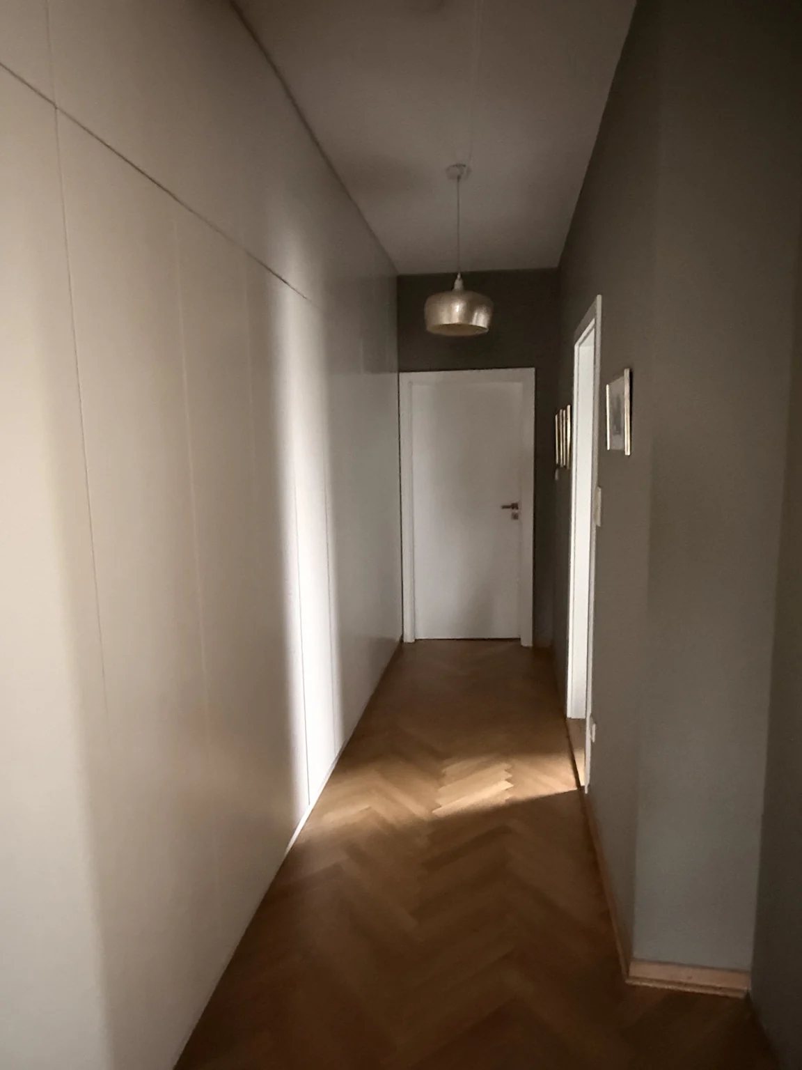 Flur mit weißen Einbauten – Detailansicht