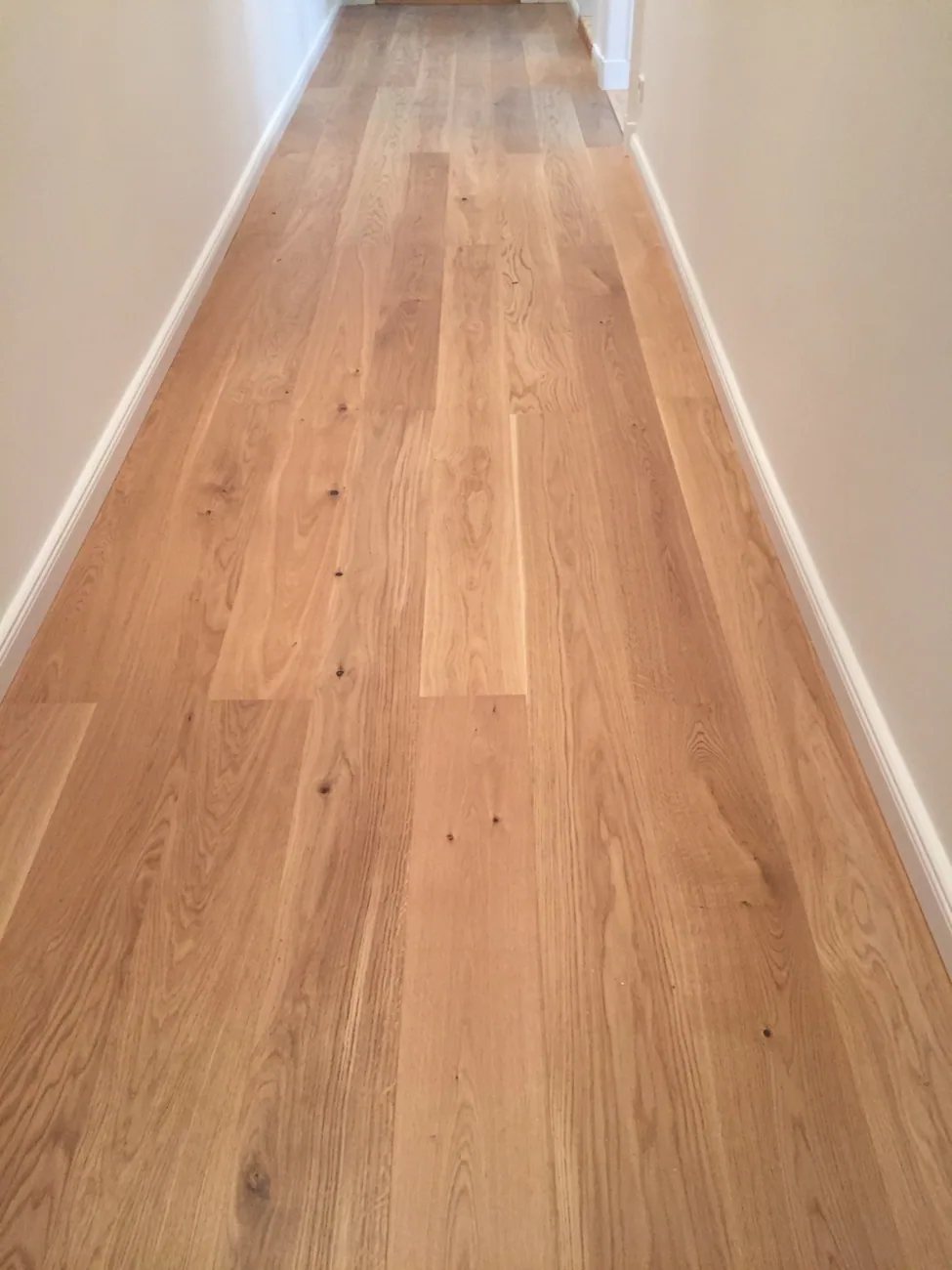 Heller Holzboden in einem schmalen Raum