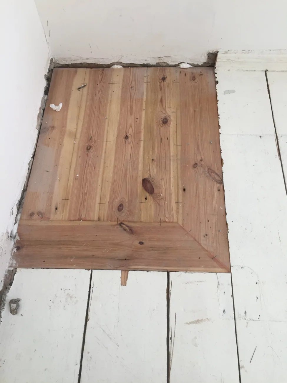 Reparierte oder eingesetzte Holzfläche im Boden