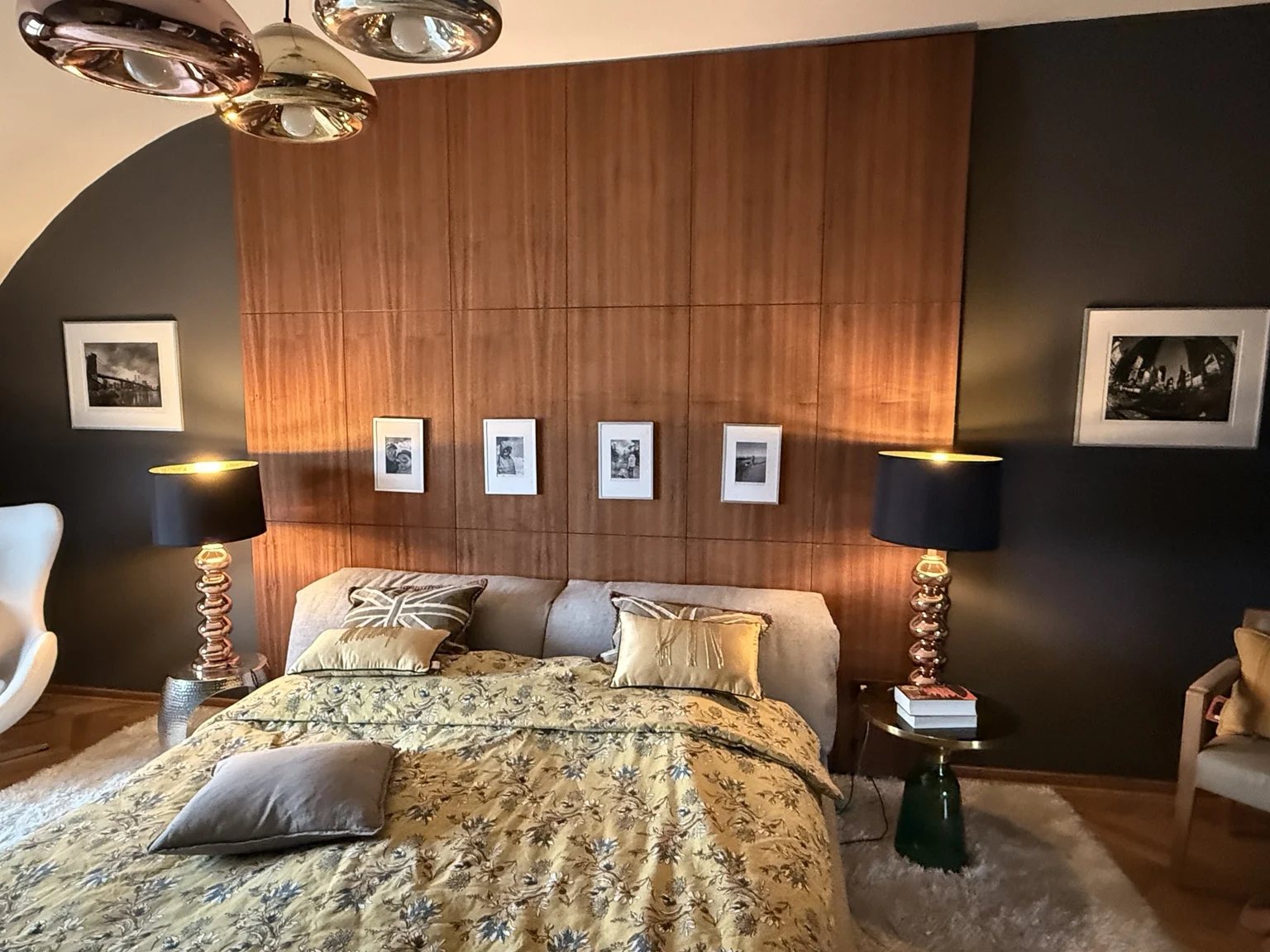Schlafzimmer mit großflächiger Holz-Wandverkleidung