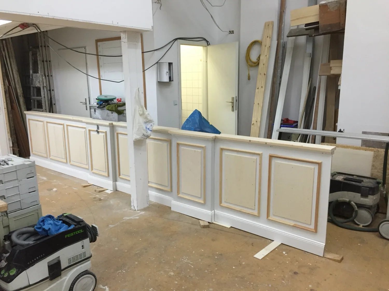 Wandpaneel in der Werkstatt vor der Endmontage